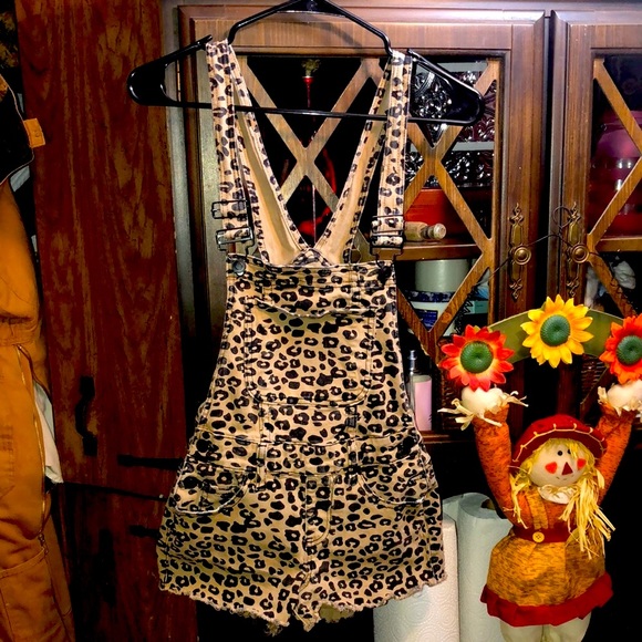 FASHION NOVA ANIMAL PRINT OVERALL SHORTS - Picture 7 of 7
